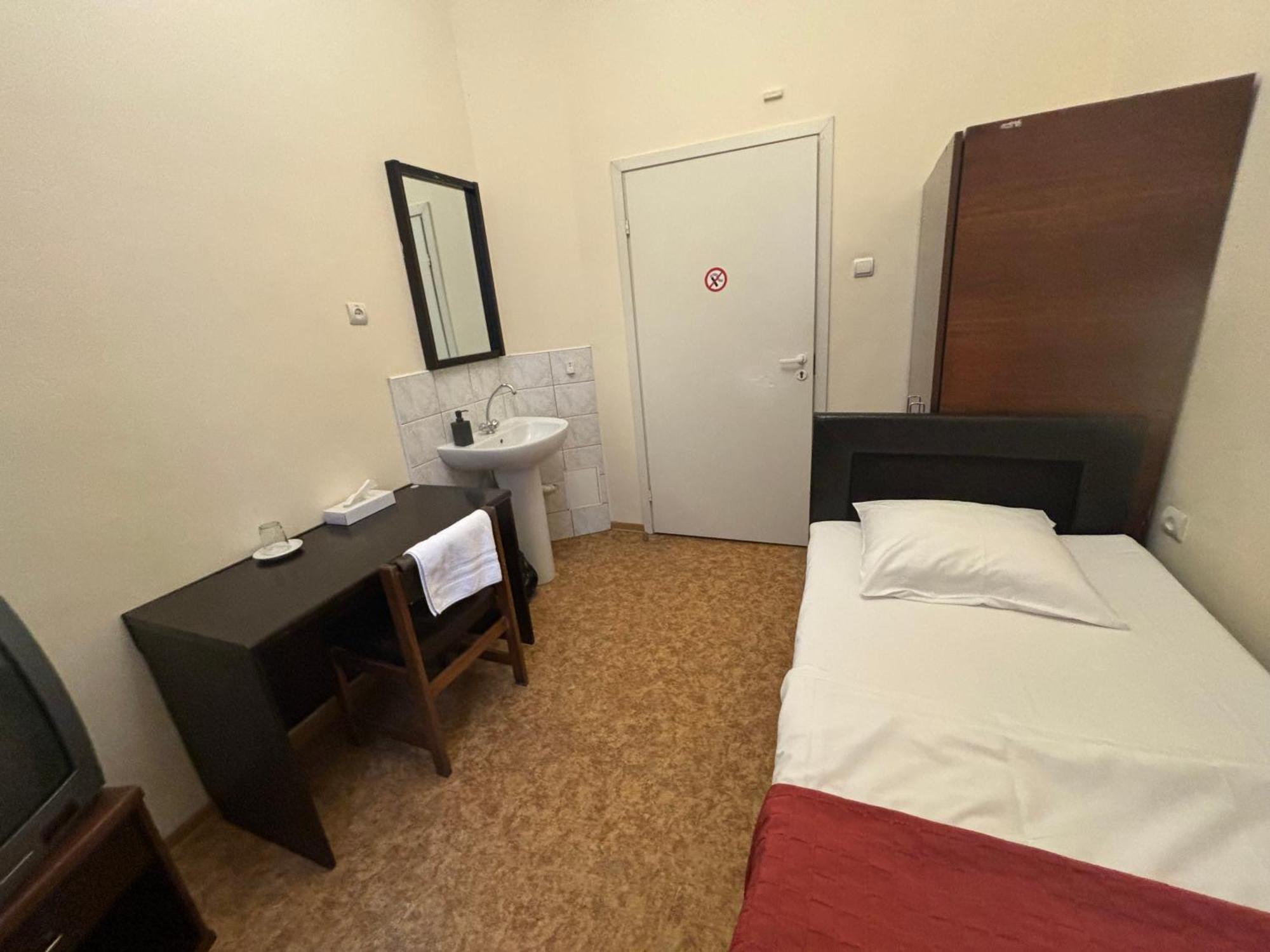 Hostel Viktorija With Private Rooms Riga Exterior photo